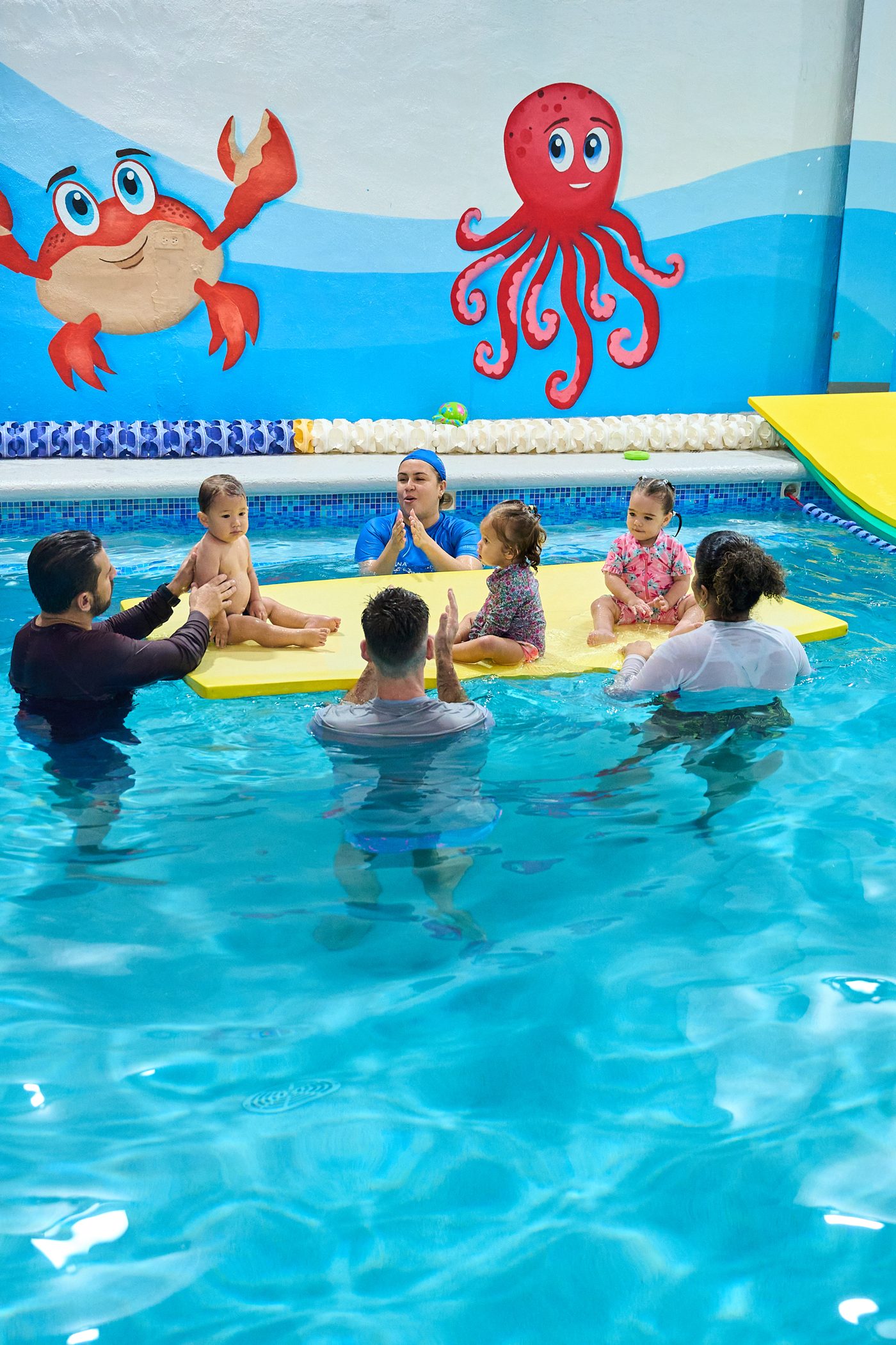 Peques disfrutando sus clases de natación en Aquatics
