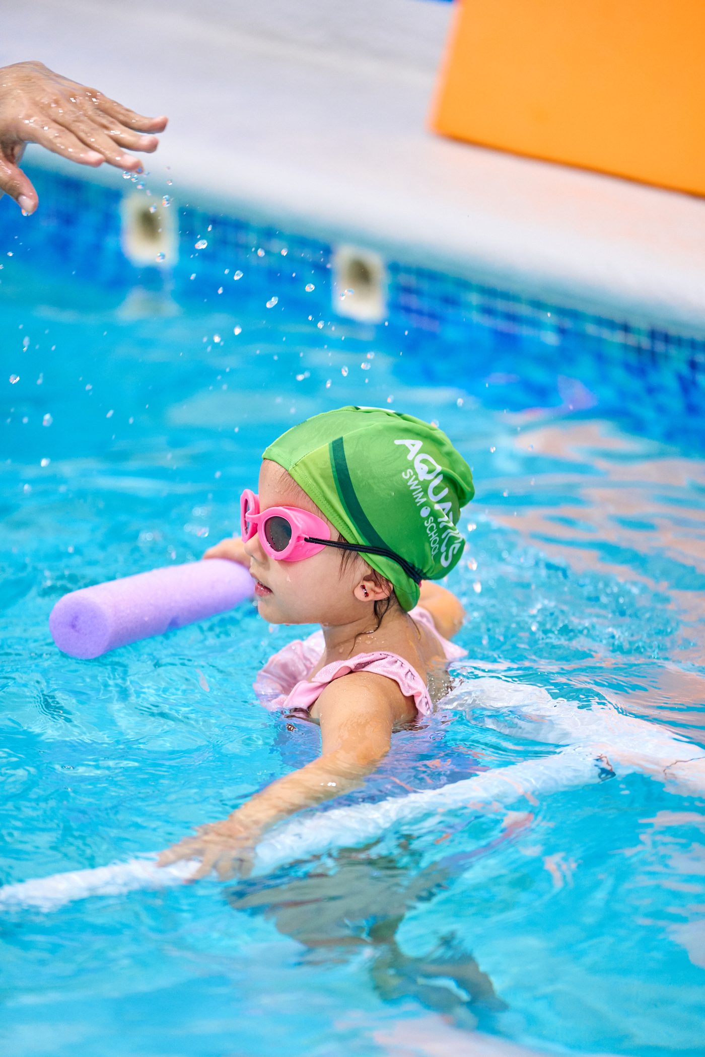Peques disfrutando sus clases de natación en Aquatics